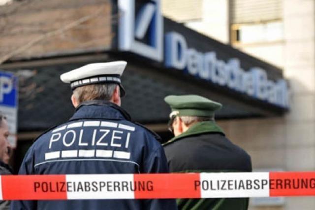 Bombendrohung: Polizei rumt Bank am Rotteckring