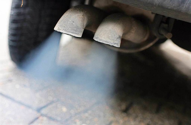 Abgase strmen aus dem Auspuff eines Fahrzeuges mit Dieselmotor (Symbolbild).  | Foto: dpa