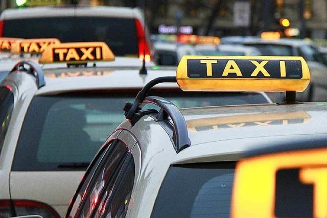 Fahrpreis-Preller beleidigen und verletzen Taxifahrer