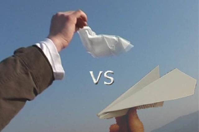 Video: Papierflieger vs. Taschentuch