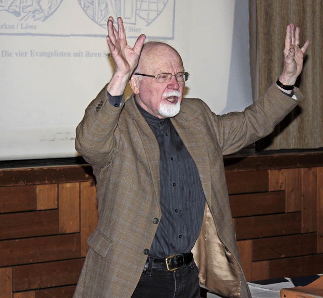 Professor Konrad Kunze erklrt mit viel Humor die Herkunft von Gasthausnamen.   | Foto: Dorothe Kuhlmann