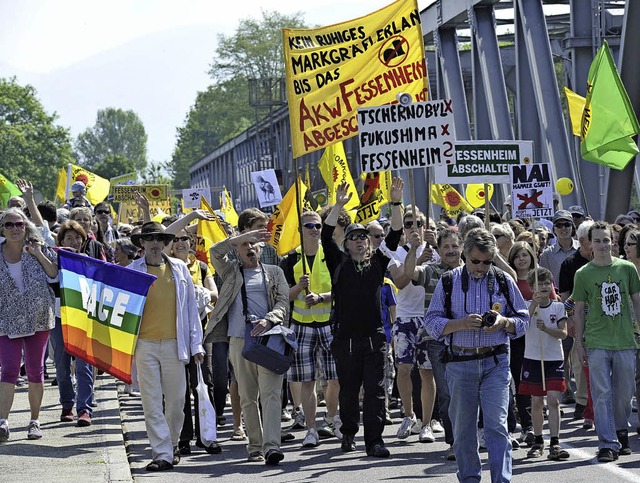 Auf der Brcke zwischen Neuenburg und ...gegen das AKW Fessenheim protestiert.   | Foto: Archiv-foto: V. Mnch