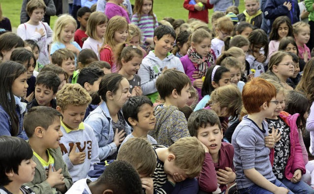 Bei der Aktion am Sportplatz sollten d...ch, der Schweiz, England und Rumnien.  | Foto: Ingo Schneider