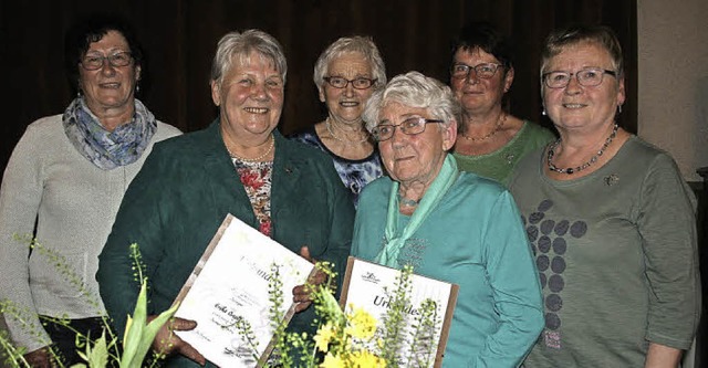 Mit Urkunden und der  Silberne Biene f...es Landfrauenvereins Ihringen geehrt.   | Foto: Klblin