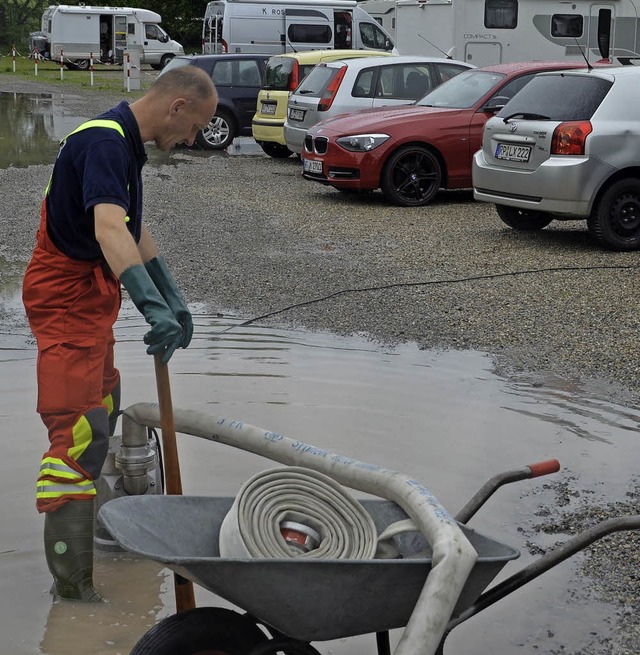 Nach starkem Regen muss der Festplatz ...g von der Feuerwehr abgepumpt werden.   | Foto: Hrvoje Miloslavic