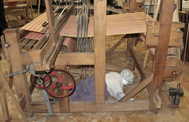 Eine Puppe unter einem Handwebstuhl  v... der Wiesentler Textilindustrie war.   | Foto: Anja Bertsch