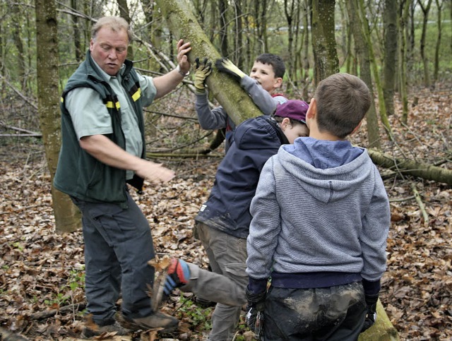 Revierfrster Johannes Wiesler mit den Kindern  | Foto: Privat