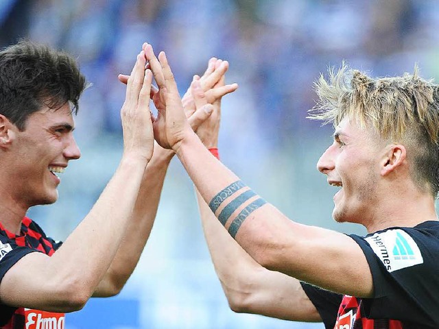 Maximilian  Philipp (rechts) trifft zum 2:0 und jubelt mit  Pascal Stenzel.  | Foto: Achim Keller