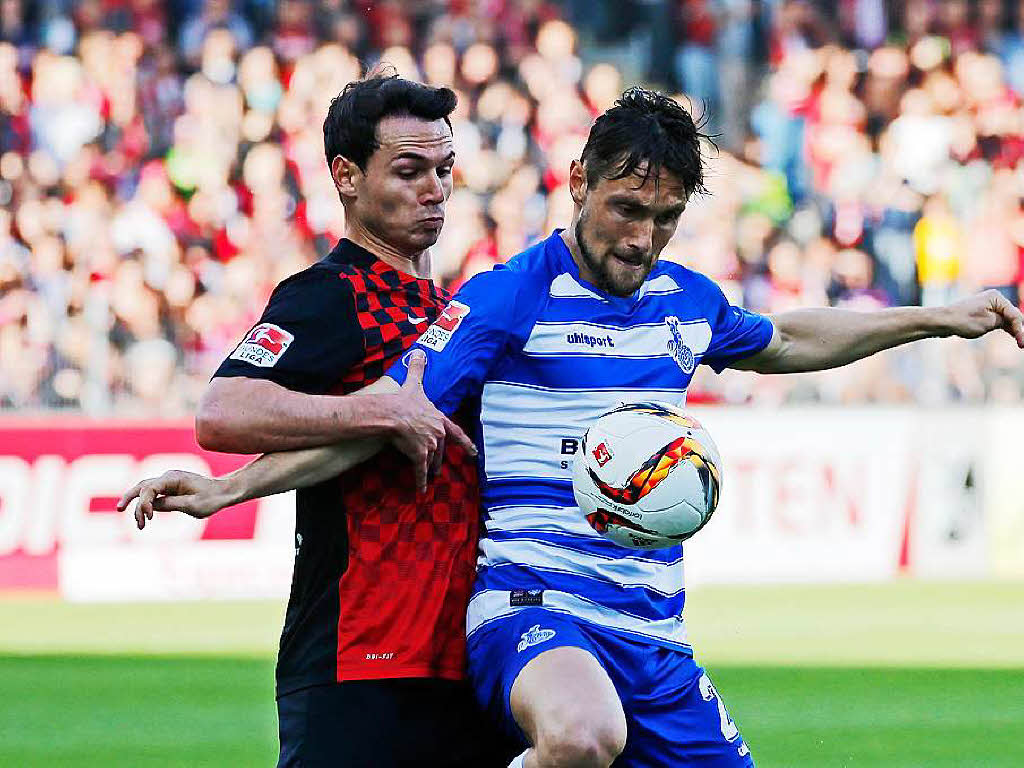 Freiburg-Kapitn Nicholas Hfler (l.) gegen seinen Gegenspieler.
