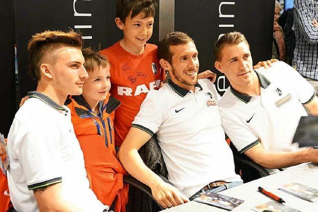 Fotos: Autogrammstunde der von SC-Spielern in Freiburg