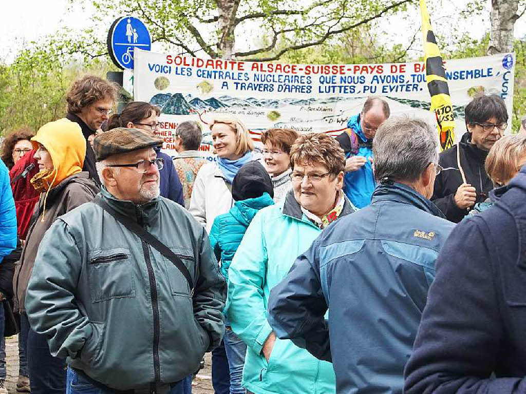 Brckentag in Sasbach: Zur Kundgebung auf der Rheinbrcke Sasbach-Marckolsheim waren rund 1200 Teilnehmer gekommen. Sie forderten die sofortge Abschaltung von Fessenheim und den weltweiten Ausstieg aus der Atomenergie.