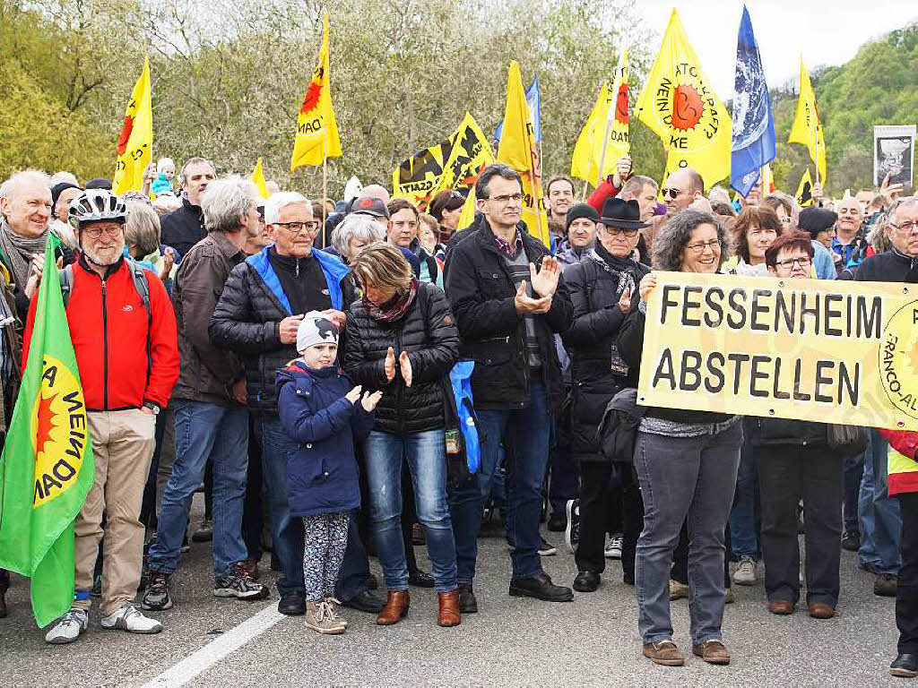 Brckentag in Sasbach: Zur Kundgebung auf der Rheinbrcke Sasbach-Marckolsheim waren rund 1200 Teilnehmer gekommen. Sie forderten die sofortge Abschaltung von Fessenheim und den weltweiten Ausstieg aus der Atomenergie.
