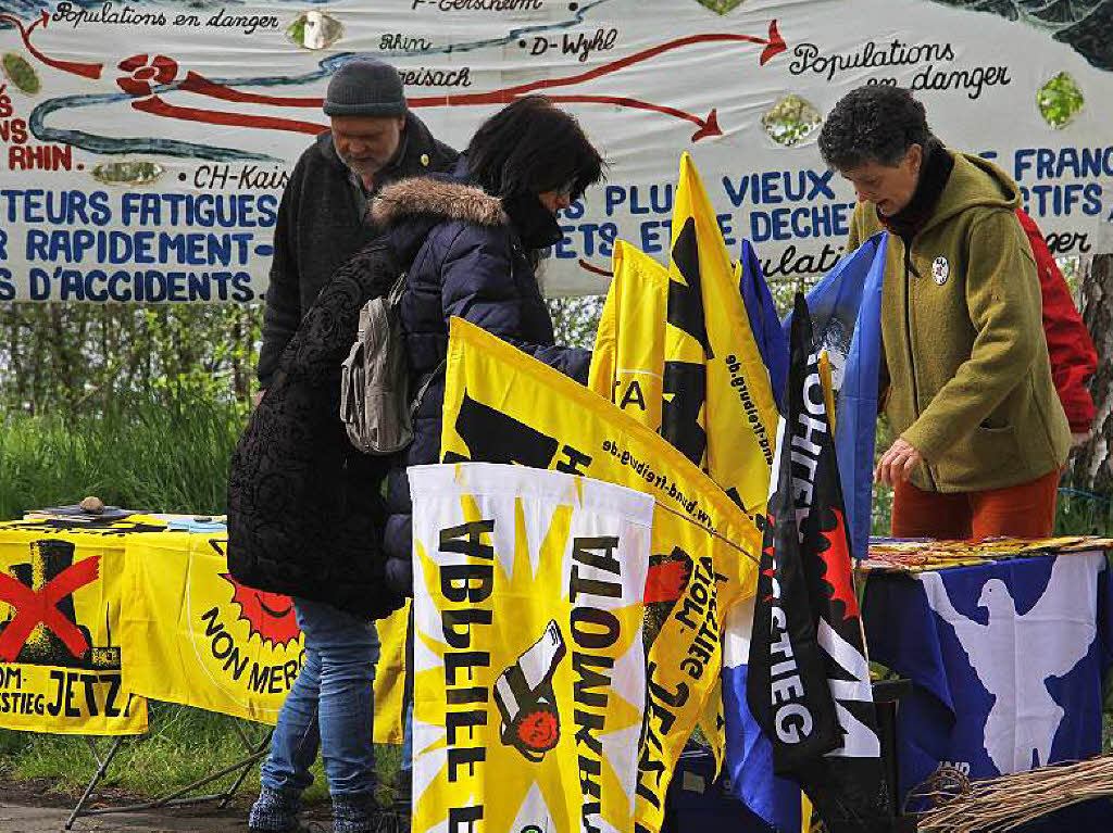 Anti-Atom-Brckenprotest bei Sasbach: Wer noch keine Fahne fr die Demo hatte, wurde hier fndig.