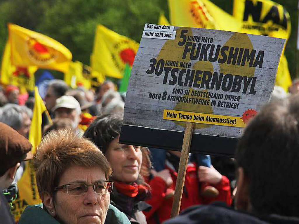 Brckentag in Sasbach: Zur Kundgebung auf der Rheinbrcke Sasbach-Marckolsheim waren rund 1200 Teilnehmer gekommen. Sie forderten die sofortge Abschaltung von Fessenheim und den weltweiten Ausstieg aus der Atomenergie.