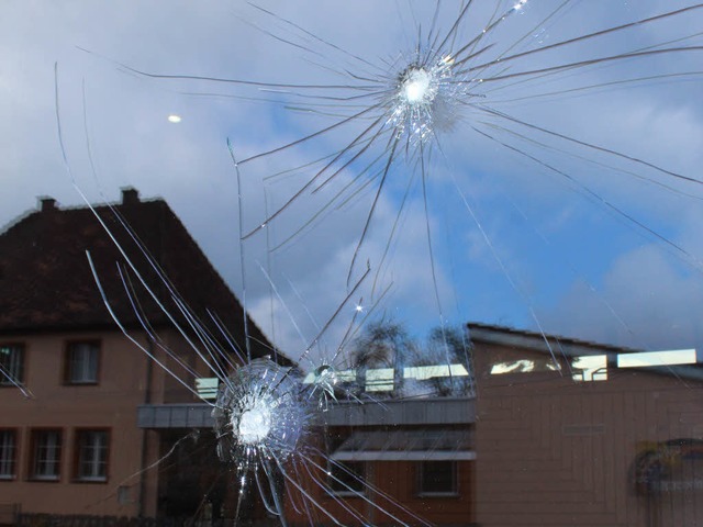Die Scheibe einer Auentr der Brgerh...en zeigt deutliche Spuren von Gewalt.   | Foto: Christa Maier
