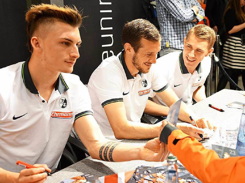 Nils Petersen, Julian Schuster und Max...hilipp (von rechts) geben Autogramme.   | Foto: Rita Eggstein