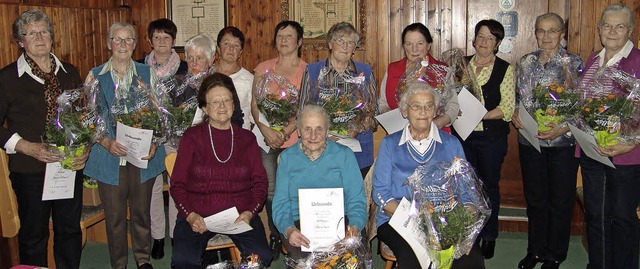 Der Landfrauenverein St. Mrgen ehrte ... fr ihre langjhrige Mitgliedschaft.   | Foto: Heinrich Fehrenbach