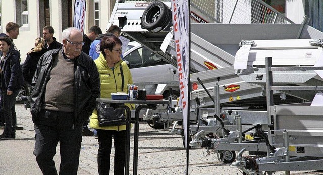 Den Gang ber den  verkaufsoffenen Son...nicht von dem kalten Wetter vermiesen.  | Foto: Peter Schtz