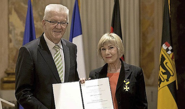 Ministerprsident Winfried Kretschmann...en mit dem Verdienstorden das Landes.   | Foto: Staatsministerium
