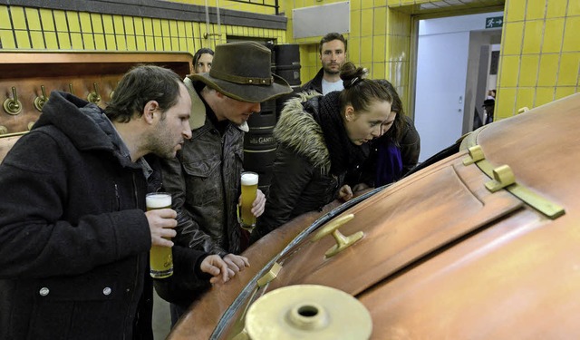 Neugierige Blicke in den Braukessel: Ein Bier durfte dabei auch nicht fehlen.  | Foto: Rita Eggstein