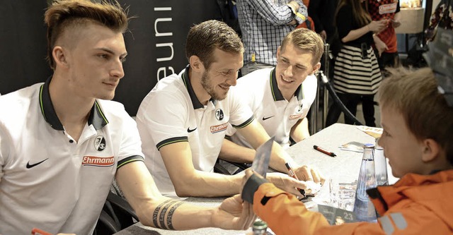 Nils Petersen, Julian Schuster und Max...hilipp (von rechts) geben Autogramme.   | Foto: Rita Eggstein
