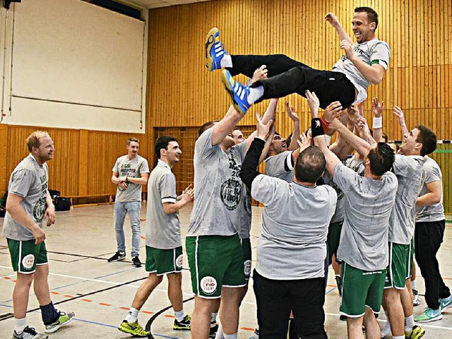 Die HGW-Spieler lassen Co-Trainer Tobias Bucholz hochleben.  | Foto: Sebastian Khli