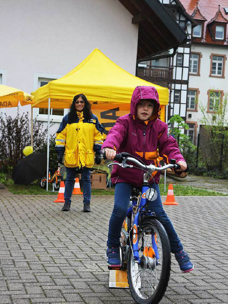 Auf dem Parkplatz am Feuerwehrhaus in Gutach bot der ADAC einen Fahrradparcours fr Kinder an. Leider war dort kaum Betrieb, da der Dauerregen und die Klte am Samstag Aktionen im Freien unangenehm machten. Finia hat trotzdem Spa.
