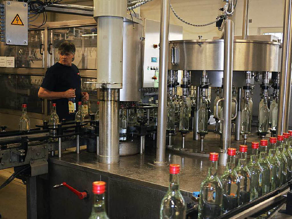Die Elztalbrennerei Weis in Gutach hatte ihre Tore zu den Produktionssttten geffnet. Am Flieband werden die Flaschen befllt, etikettiert und verpackt. Viele Besucher nutzten die Chance sich die Prozesse einmal anzuschauen.
