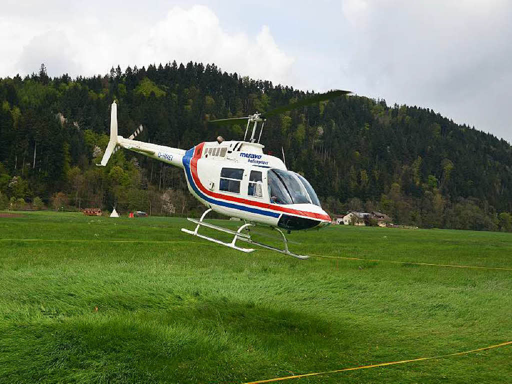 Am Samstag konnte der Hubschrauber wegen der schlechten Sichtverhltnisse nicht abheben. Dafr konnten Besucher am Sonntag einen Rundflug ber die Gemeinde unternehmen.