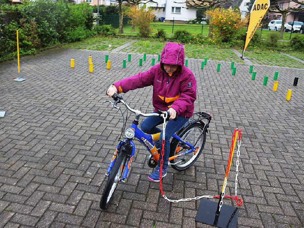 Auf dem Parkplatz am Feuerwehrhaus in Gutach bot der ADAC einen Fahrradparcours fr Kinder an. Leider war dort kaum Betrieb, da der Dauerregen und die Klte am Samstag Aktionen im Freien unangenehm machten
