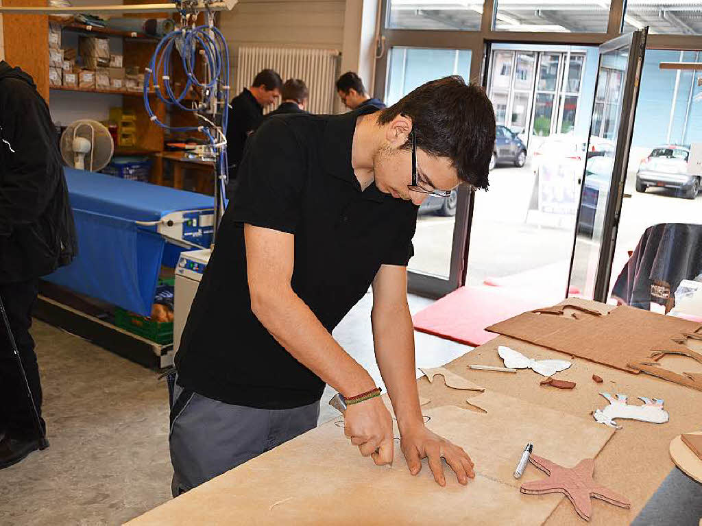 Lum Krasniqi zeigt bei Decopoint Mayer im Gewerbegebiet Stollen seine handwerklichen Fertigkeiten