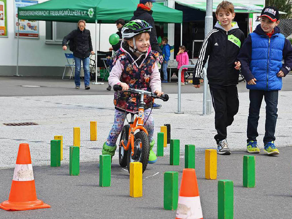 Am Sonntag probierten mehr Kinder ihr Geschick aus auf dem Fahrradparcours des ADAC – da war das Wetter auch besser als den Tag zuvor