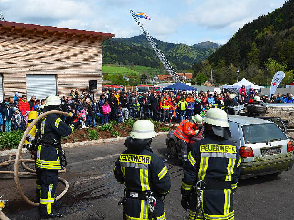 Groes Schauprogramm der Rettungskrfte der Gemeinde – freiwillige Feuerwehrabteilungen und DRK – am kommunalen Bauhof