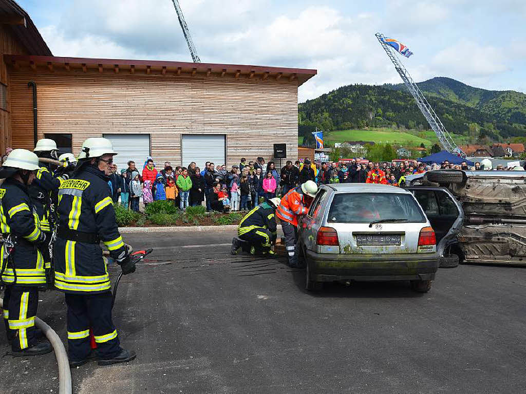 Groes Schauprogramm der Rettungskrfte der Gemeinde – freiwillige Feuerwehrabteilungen und DRK – am kommunalen Bauhof