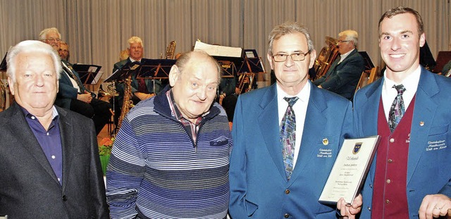 Vorsitzender Daniel Nsel ehrt Jochen ...pperle und Hans Sehmke (von rechts).    | Foto: SEDLAK