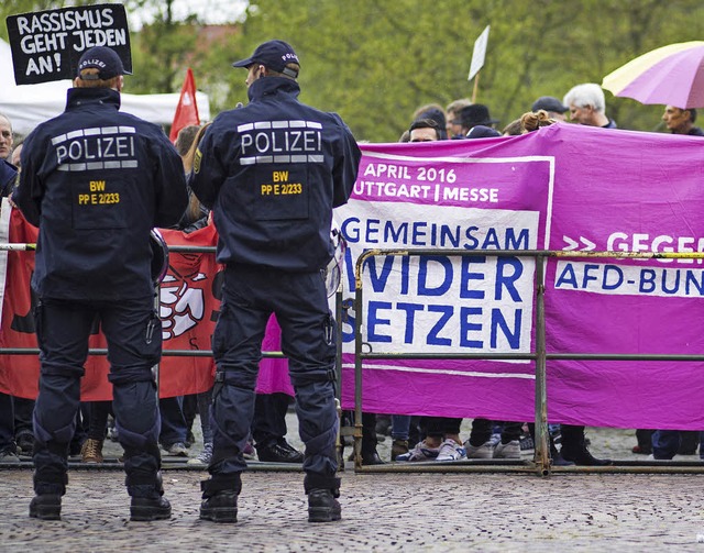 Gewaltfreier Protest vor der Halle  | Foto: dpa