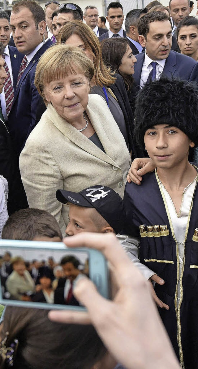 Im Gedrnge: Kanzlerin Angela Merkel in Gaziantep   | Foto: DPA