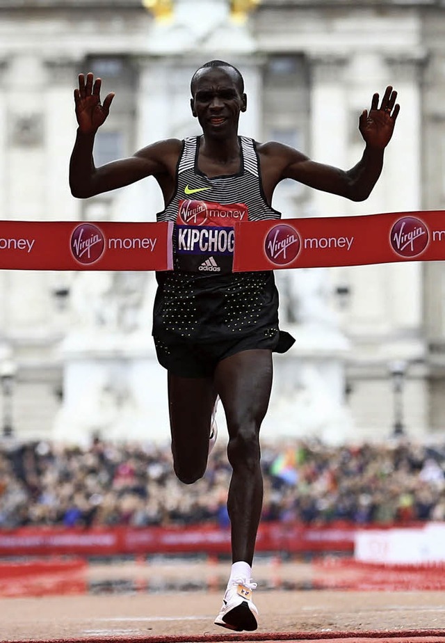 Eliud Kipchoge im Ziel   | Foto: DPA