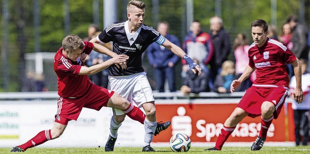 Behauptungskampf: Benedikt Nickel (lin...die Kugel. Frank Malzacher beobachtet.  | Foto: grant Hubbs