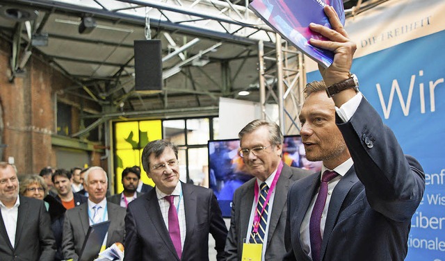 Gefeiert: Christian Lindner (rechts), ...parteitags  zu seinen Parteianhngern.  | Foto: dpa