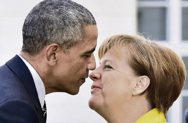 US-Prsident Barack Obama und Kanzleri...la Merkel begren sich mit Ksschen.   | Foto: AFP