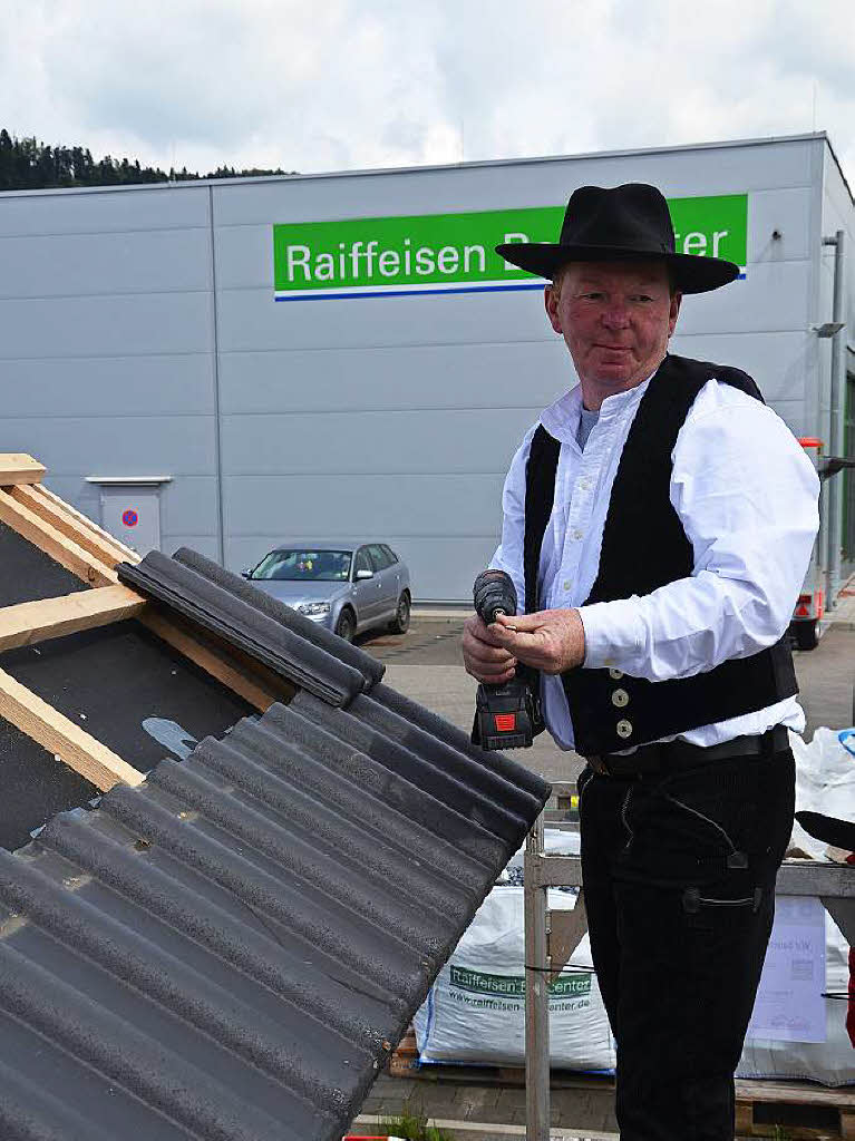 Mitarbeiter der Firma Holzbau Jgle bauten an einem Huschen im Gewerbegebiet „Stollen“.