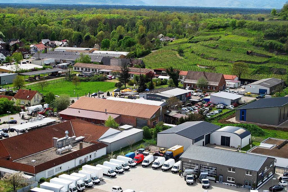 Leistungsschau in Sasbach: Blick auf das Gewerbegebiet aus 60 Meter Höhe (Foto: Roland Vitt) Leistungsschau in Sasbach: Blick auf das Gewerbegebiet aus 60 Meter Höhe (Foto: Roland Vitt)