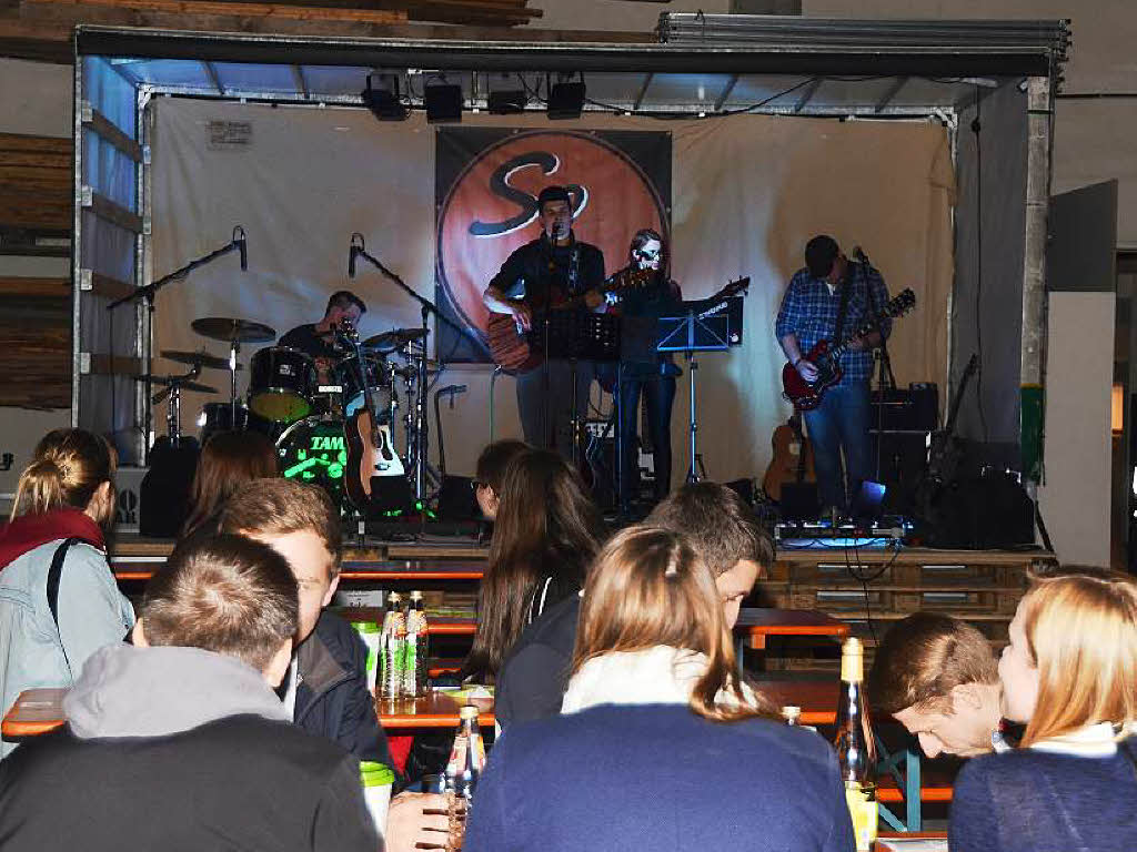 Leistungsschau in Sasbach:  Die Coverband „So  Far“ beim Auftritt der After-Work-Party