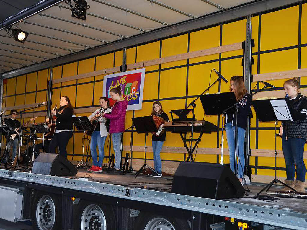 Leistungsschau in Sasbach:  Die Band „Live Music Kids“ in der Halle von Fahrzeugtechnik Grotz