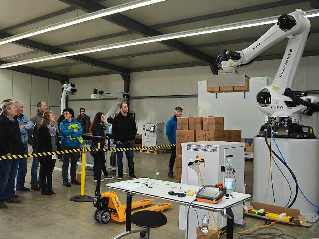 Leistungsschau in Sasbach:  Ein Roboter bei Fischertech bei der Arbeit