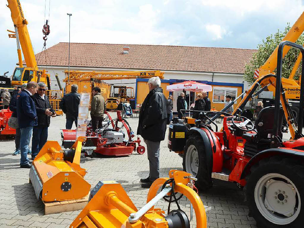 Leistungsschau in Sasbach:  Ein Publikumsmagnet war die Ausstellung mit mehr als 50 Traktoren, Anhngern  und Fahrzeugen bei  Fahrzeugtechnik Grotz.