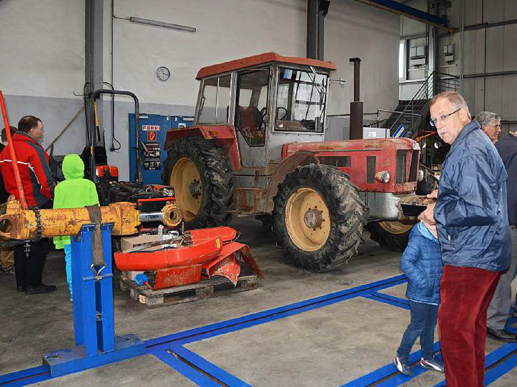 Leistungsschau in Sasbach: Alte Traktoren und Oldtimerfahrzeuge aus den 50er Jahren fanden allgemeine Bewunderung.