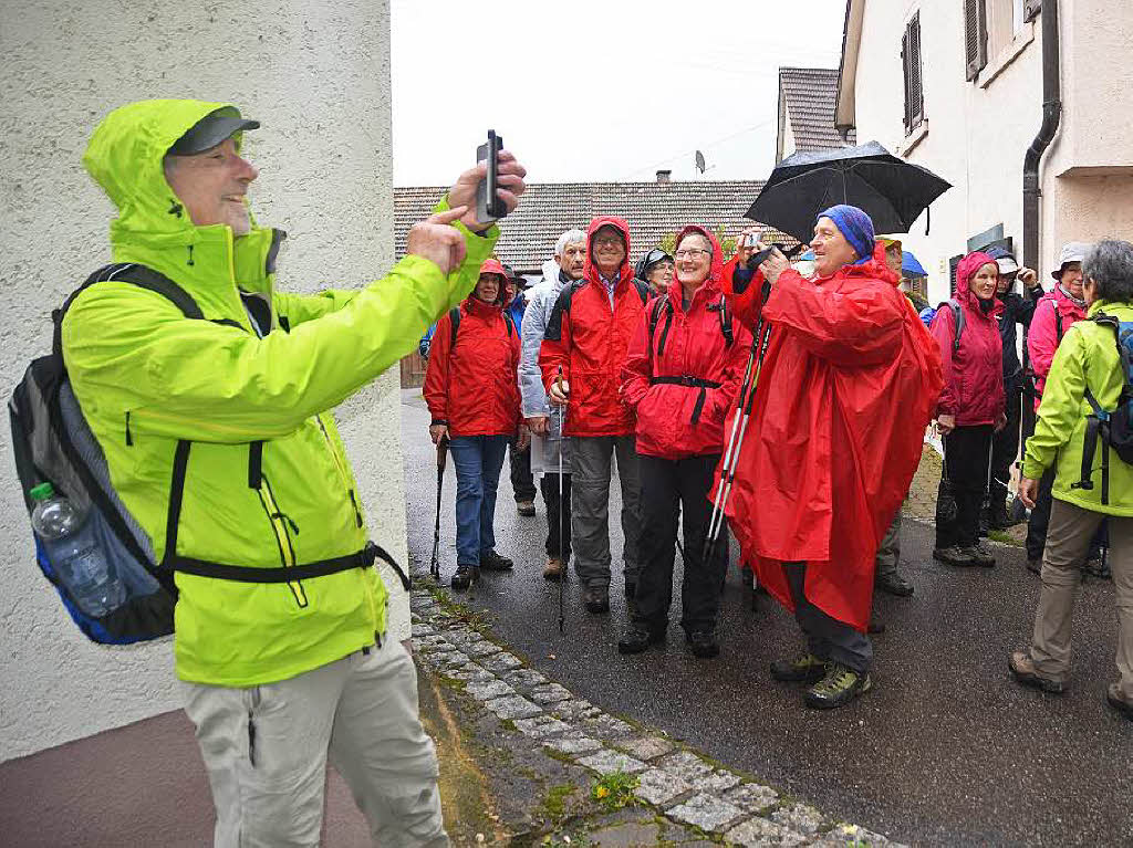 Mal ber Stock und Stein, mal in der Stadt oder aber auch hoch droben am und im Schloss Brgeln waren die BZ-Wanderer bei der Auftaktveranstaltung unterwegs. 30 wackere Wandersleut’ trotzten Wind, Regen und Nebel, und erlebten einiges.