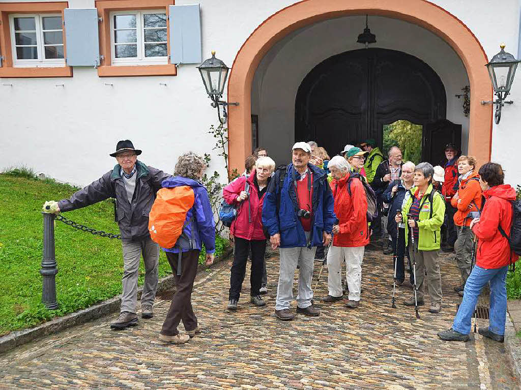 Mal ber Stock und Stein, mal in der Stadt oder aber auch hoch droben am und im Schloss Brgeln waren die BZ-Wanderer bei der Auftaktveranstaltung unterwegs. 30 wackere Wandersleut’ trotzten Wind, Regen und Nebel, und erlebten einiges.